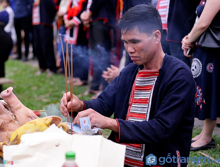 NÉT ĐỘC ĐÁO LỄ HỘI NHẢY LỬA CÓ MỘT KHÔNG HAI CỦA NGƯỜI PÀ THẺN — GỖ TRANG TRÍ Ở MỘT MÂM LỄ KHÁC, THẦY MO CHUẨN BỊ THỦ LỢN, MỘT CON GÀ VÀ VÀI NÉN NHANG THẮP HƯƠNG TRƯỚC KHI LỄ HỘI NHẢY LỬA BẮT ĐẦU (ẢNH: INTERNET)
