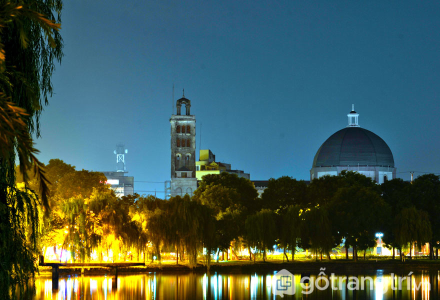 Về đêm, các nhà thờ ở Nam Định lại mang nét đẹp lung linh, huyền ảo với kiến trúc sắc xảo (Ảnh: Internet)
