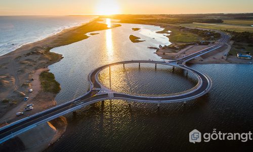 Cây cầu nổi tiếng Laguna Garzon hình vòng tròn độc đáo ở Uruguay
