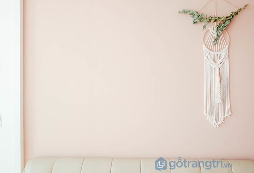 CĂN HỘ ĐƯỢC TRANG TRÍ NỘI THẤT THEO MÙA - 365 NGÀY ĐẦY HƯƠNG THƠM — GỖ TRANG TRÍ BỨC TƯỜNG ĐƯỢC SƠN TOÀN BỘ MÀU HỒNG (NGUỒN: NOITHATHOMEXINH)