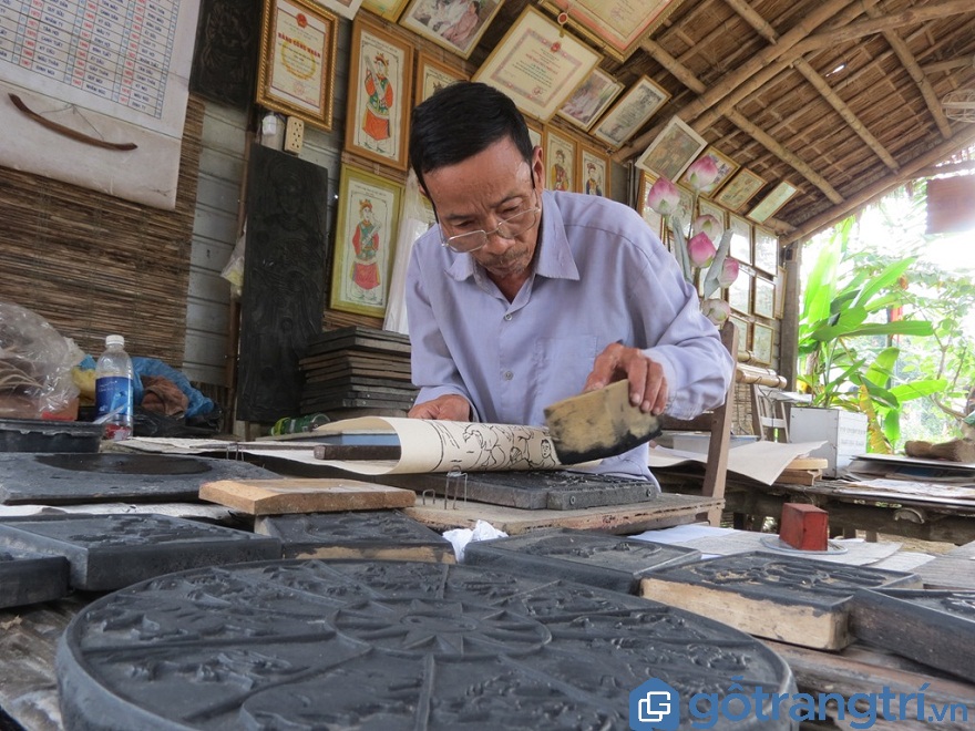 Nghệ nhân Nguyễn Hữu Phước - người đang giữ gìn và phát huy dòng tranh dân gian này với tuổi đời làm nghề hơn 60 năm  (ảnh: Internet)