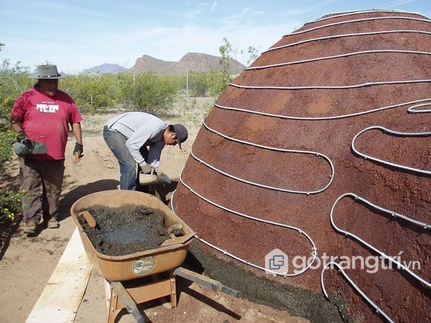 Bụi thép được nén và tạo thành 1 khối bê tông thực thụ, chắc chắn - Ảnh: David Stone