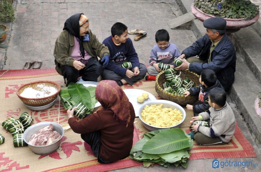 Gia đình người Nùng gói bánh chưng chuẩn bị cho ngày Tết cổ truyền. (ảnh: internet)