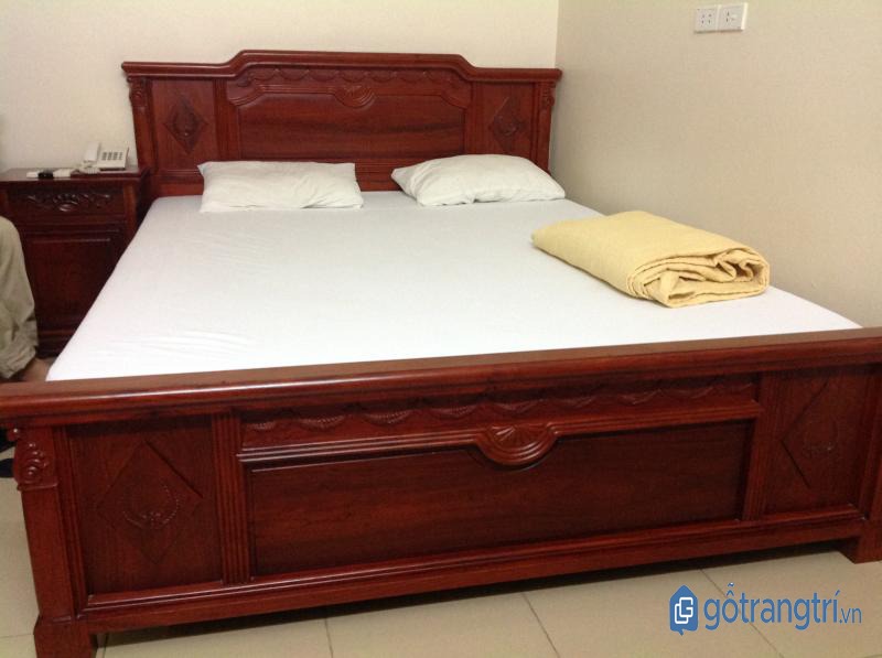 Giường ngủ đẹp bằng gỗ sồi sang trọng, bền đẹp. (ảnh: internet)