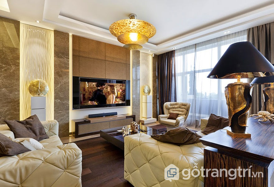 Thiết kế Art Deco của phòng khách nổi bật hơn khi sử dụng đá cẩm thạch ốp tường, và sàn gỗ màu nâu (Ảnh: Internet)