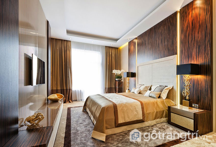 Thiết kế Art Deco cho căn phòng ngủ xa hoa, lộng lẫy tường ốp gỗ, đèn ngủ màu vàng sáng (Ảnh: Internet)