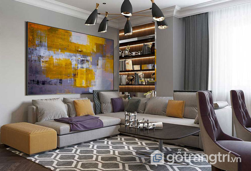 Ghế sofa màu kem nổi bật với gối tựa màu vàng, tím (Ảnh: Internet)