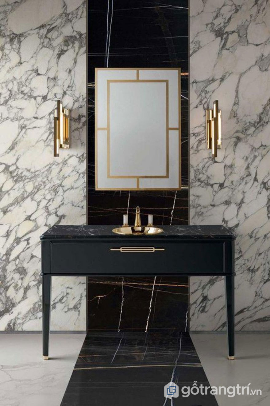 Thiết kế Art Deco của căn phòng tắm khi sử dụng đá cẩm thạch trắng với vân đen hòa quyện màu vàng sáng của kim loại (Ảnh: Internet)