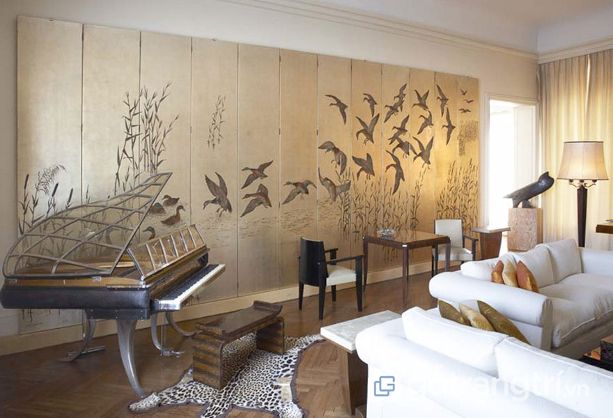 Thiết kế Art Deco đã làm cho bức tường sinh động khi có hình chim chóc (Ảnh: Internet)