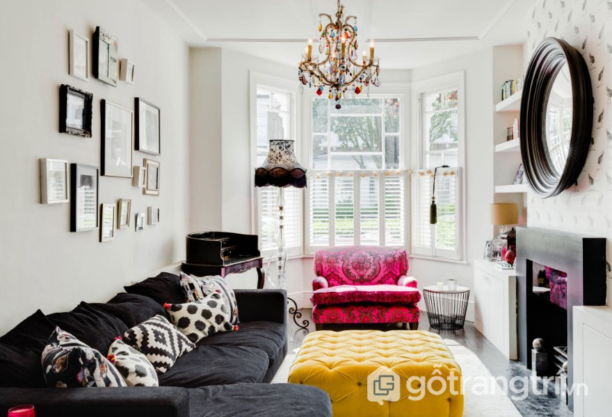 Phòng khách đậm chất hơn với ghế sofa màu hồng họa tiết và đèn chùm trang trí (Ảnh: Internet)