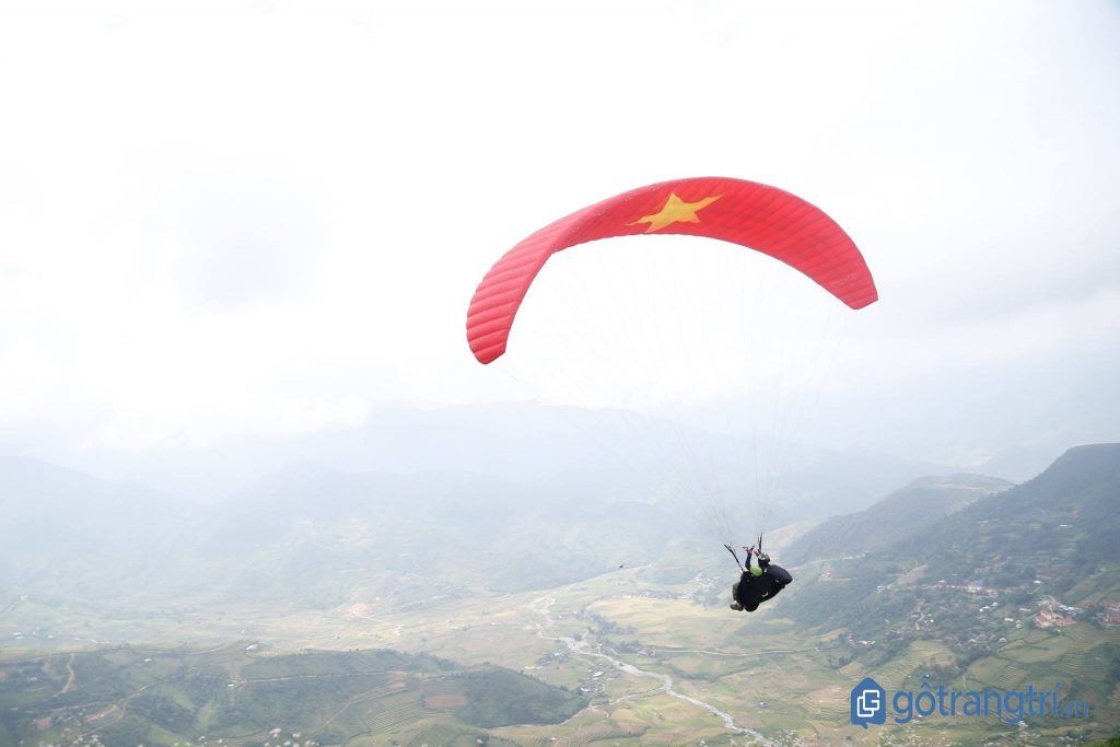 Chiếc dù lượn hình cờ Tổ quốc tung bay trước gió. (ảnh: internet)