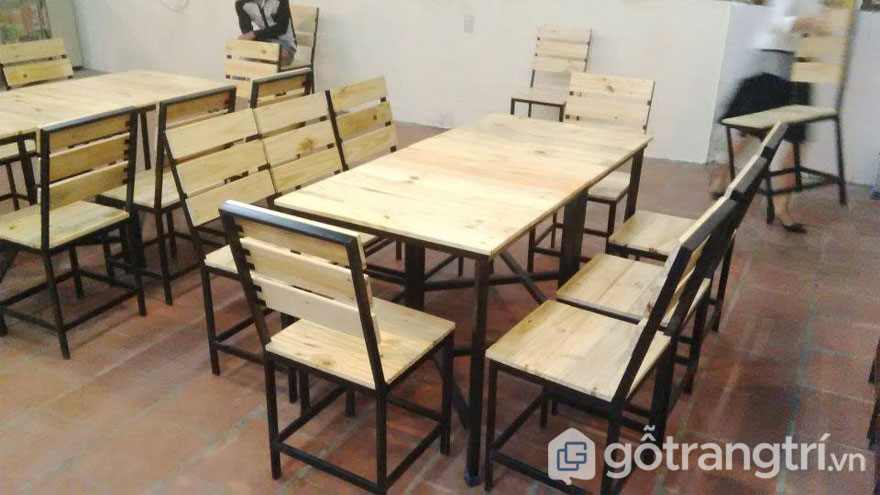 Gỗ pallet làm bàn ghế cafe môc mạc(Ảnh: Internet)