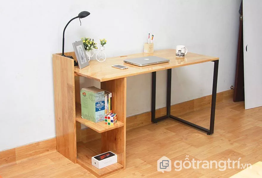 Bàn làm việc gỗ thông thanh lịch (Ảnh: Internet)