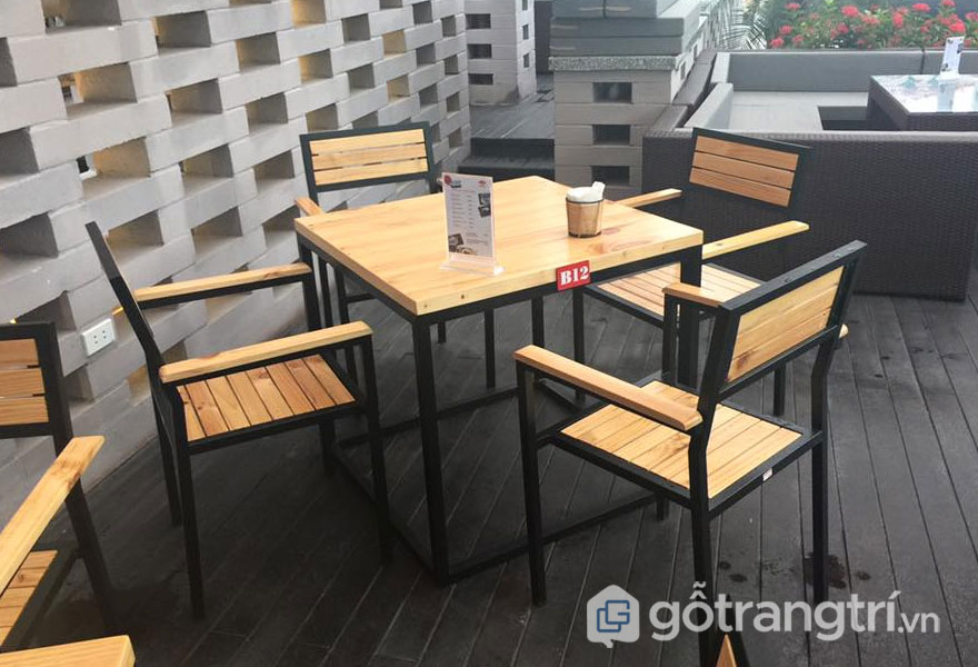 Bàn ghế quán cafe bằng gỗ thông (Ảnh: Internet)