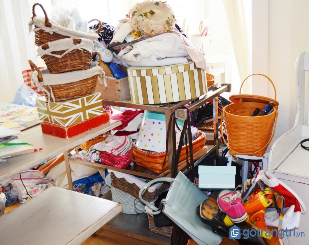 5 MẸO DỌN NHÀ ĐÓN TẾT CỰC KỲ NHANH VÀ HIỆU QUẢ CHO GIA ĐÌNH BẬN RỘN — GỖ TRANG TRÍ MẸO DỌN NHÀ ĐÓN TẾT: LOẠI BỎ BỚT HOẶC THANH LÝ ĐỒ CŨ GIÚP KHÔNG GIAN SỐNG TRỞ NÊN RỘNG RÃI. (ẢNH: INTERNET)