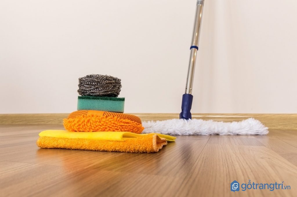 5 MẸO DỌN NHÀ ĐÓN TẾT CỰC KỲ NHANH VÀ HIỆU QUẢ CHO GIA ĐÌNH BẬN RỘN — GỖ TRANG TRÍ KHI DỌN NHÀ ĐÓN TẾT, QUÉT HOẶC LAU THEO THỨ TỰ TỪ TRÊN XUỐNG DƯỚI, TỪ TRONG RA NGOÀI. (ẢNH: INTERNET)