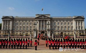 Cung điện Buckingham là nơi ở và làm việc của Hoàng gia Anh - Ảnh Internet