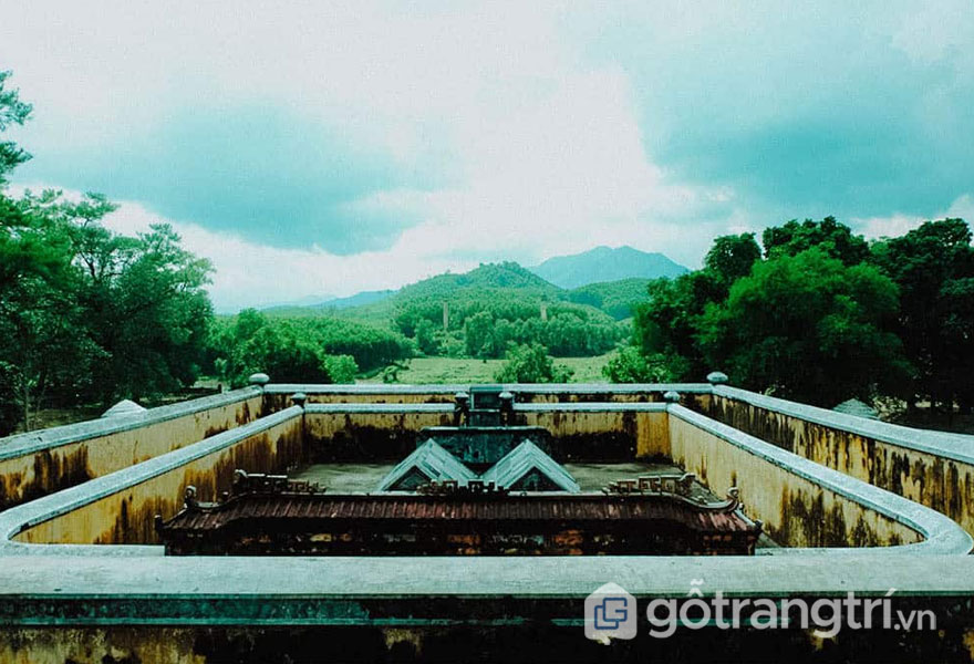 Lăng Gia Long thu hút mọi ánh nhìn với vẻ đẹp kiến trúc đơn sơ - Ảnh: Nguyễn Thị Mai Trang