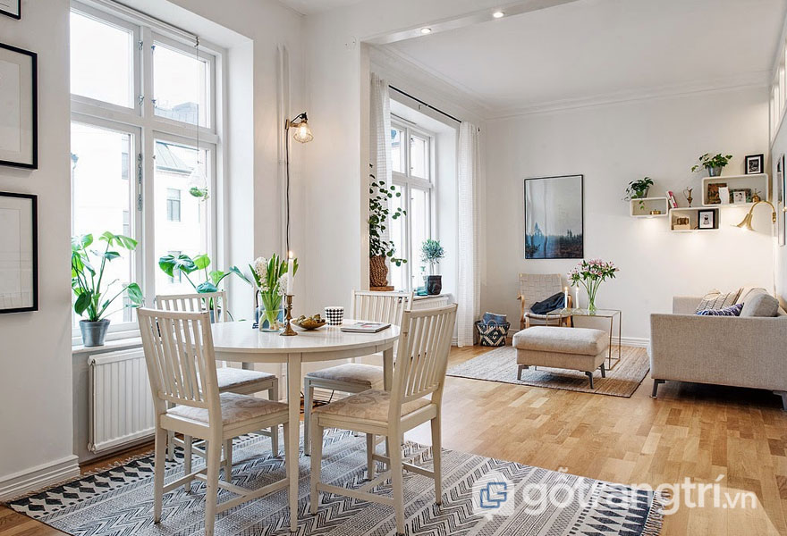 Phong cách scanadinavian ở phòng khách nổi bật với gam màu trắng chủ đạo, nội thất đơn giản (Ảnh: Internet)