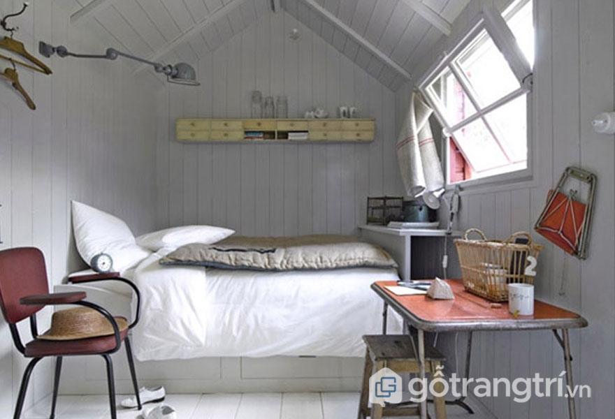 Phòng ngủ dùng giường hộp và nội thất đơn giản (Ảnh: Internet)