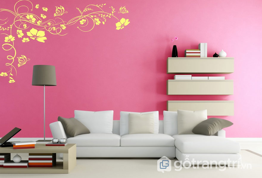 Bức tường phòng khách sơn hình những họa tiết màu vàng sinh động trên nền hồng - Ảnh: Internet