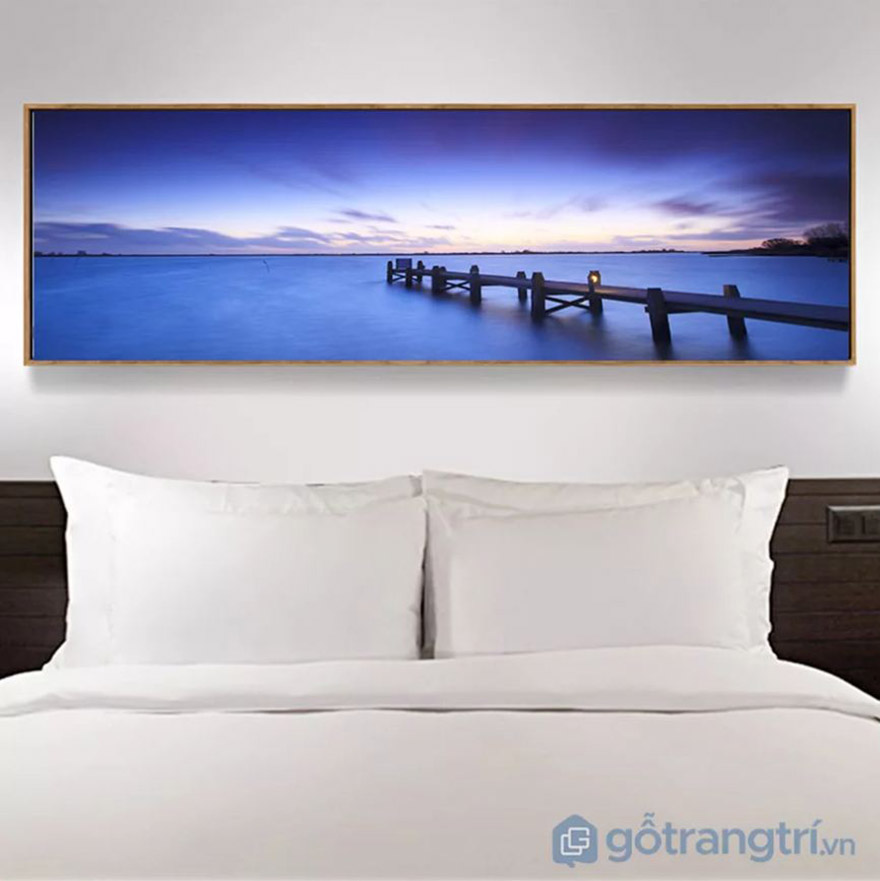 CHỌN TRANH TRANG TRÍ PHÒNG NGỦ HỢP PHONG THỦY, ĐÓN VƯỢNG KHÍ, GIỮ BÌNH AN — GỖ TRANG TRÍ TẠO MÀU SẮC CHO KHÔNG GIAN NHỜ TRANH TRANG TRÍ PHÒNG NGỦ, TRÁNH SỰ ĐƠN ĐIỆU DO GA GIƯỜNG MANG LẠI