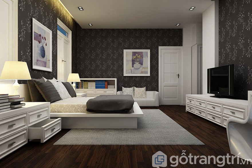 Màu trắng giản dị của nội thất kết với phụ kiện, tranh treo tường giúp không gian phòng ngủ thoáng đãng