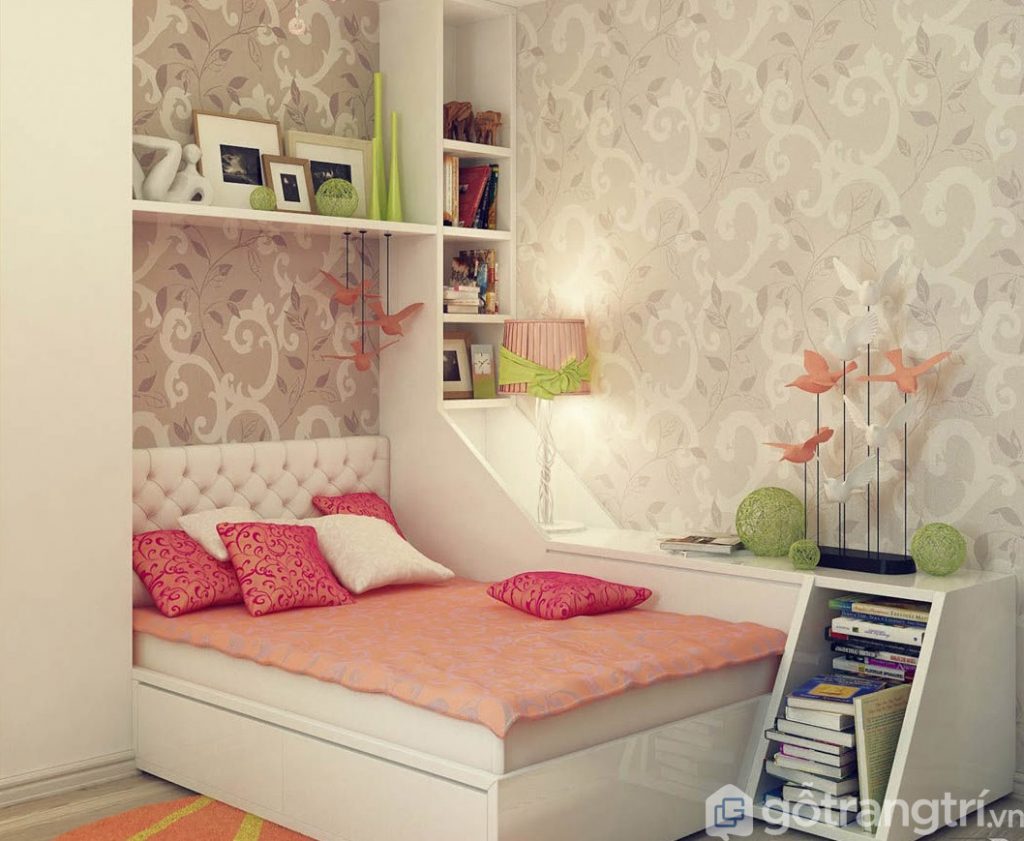 Góc nhỏ ấm cúng với đầy đủ giường, kệ sách, đèn ngủ