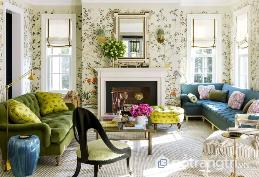 Phòng khách đậm chất art deco trong thiết kế nội thất với giấy dán tường hoa lá, gối tựa sofa hoa tiết (Ảnh: Internet)