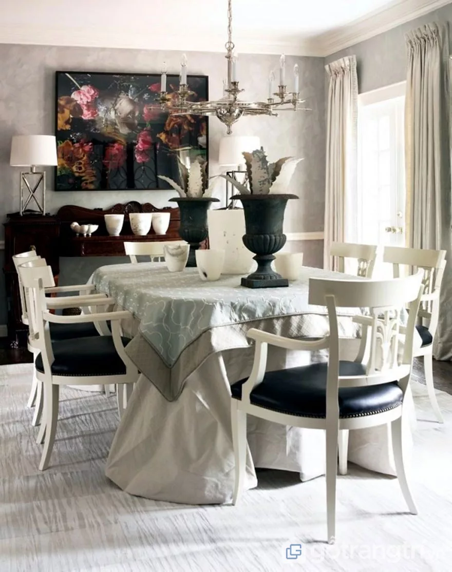 Các chất liệu trong tân cổ điển là rèm, bọc sofa… được làm từ tơ lụa, thổ cẩm, linen, nhung (Ảnh: Internet)