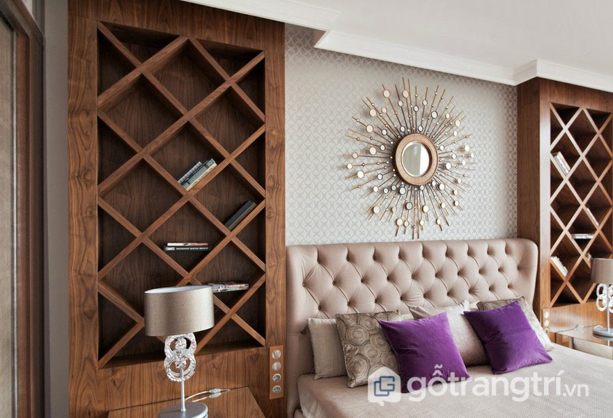 PHONG CÁCH NỘI THẤT ART DECO - SỨC QUYẾN RŨ KHÔNG THỂ CHỐI TỪ — GỖ TRANG TRÍ PHÒNG NGỦ NỔI BẬT VỚI GAM MÀU BE, SẮC TÍM VÀ GƯƠNG TREO TƯỜNG TIA SÁNG (ẢNH: INTERNET)