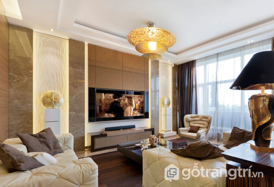 PHONG CÁCH NỘI THẤT ART DECO - SỨC QUYẾN RŨ KHÔNG THỂ CHỐI TỪ — GỖ TRANG TRÍ ĐIỂM THU HÚT TRONG CĂN PHÒNG KHÁCH NÀY LÀ ĐÈN TRẦN MẠ CROM SÁNG BÓNG (ẢNH: INTERNET)