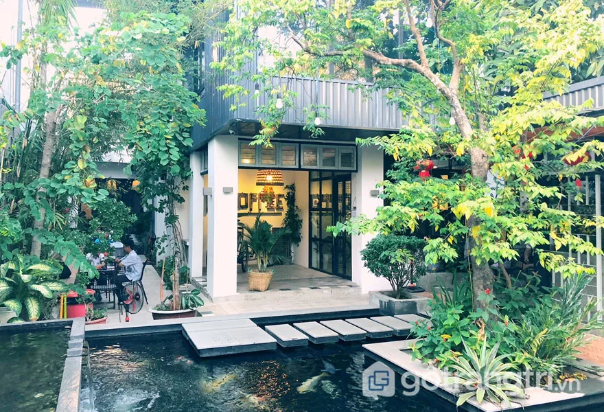Phong cách retro trong thiết kế nội thất của quán cafe tràn ngập không gian xanh (Ảnh: Internet)