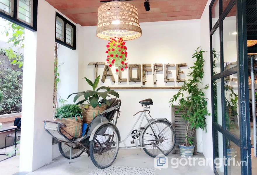 Bên trong Ta Coffe là chiếc xích lô hoài niệm (Ảnh: Internet)