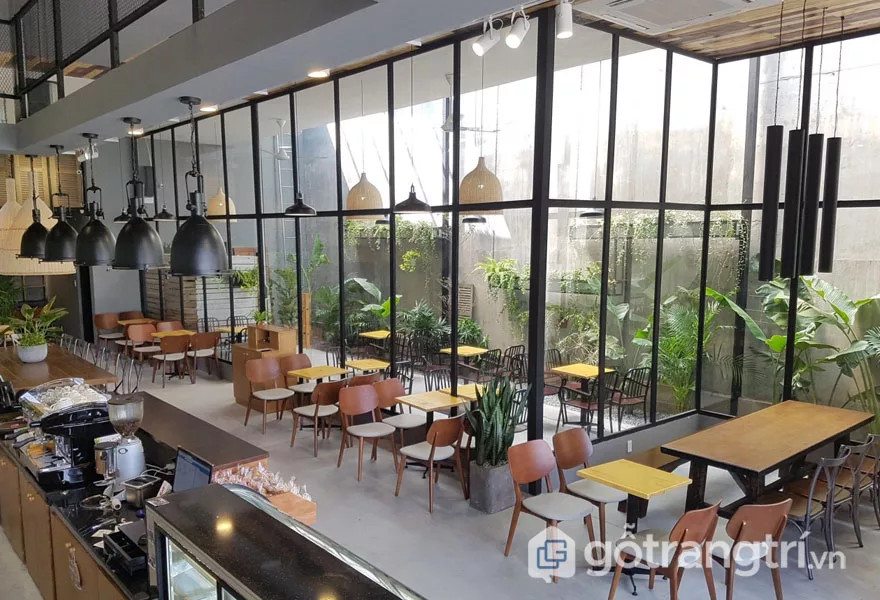 Bên trong quán cafe này được bài trí nội thất sang trong, với trần nhà cao (Ảnh: Internet)