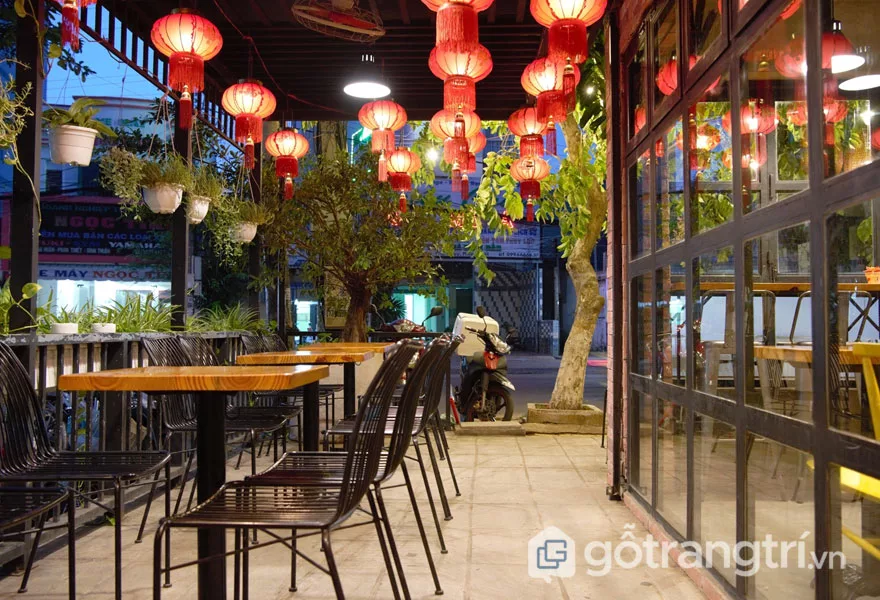 Quán cafe theo phong cách nội thất retro được trang trí những chiếc lồng đèn lung linh (Ảnh: Internet)