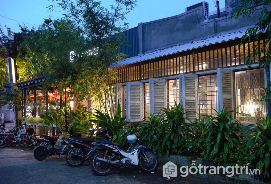 Tường gạch, cửa gỗ cổ kính, với phần mái nhà tôn kiểu dáng container đậm chất retro (Ảnh: Internet)
