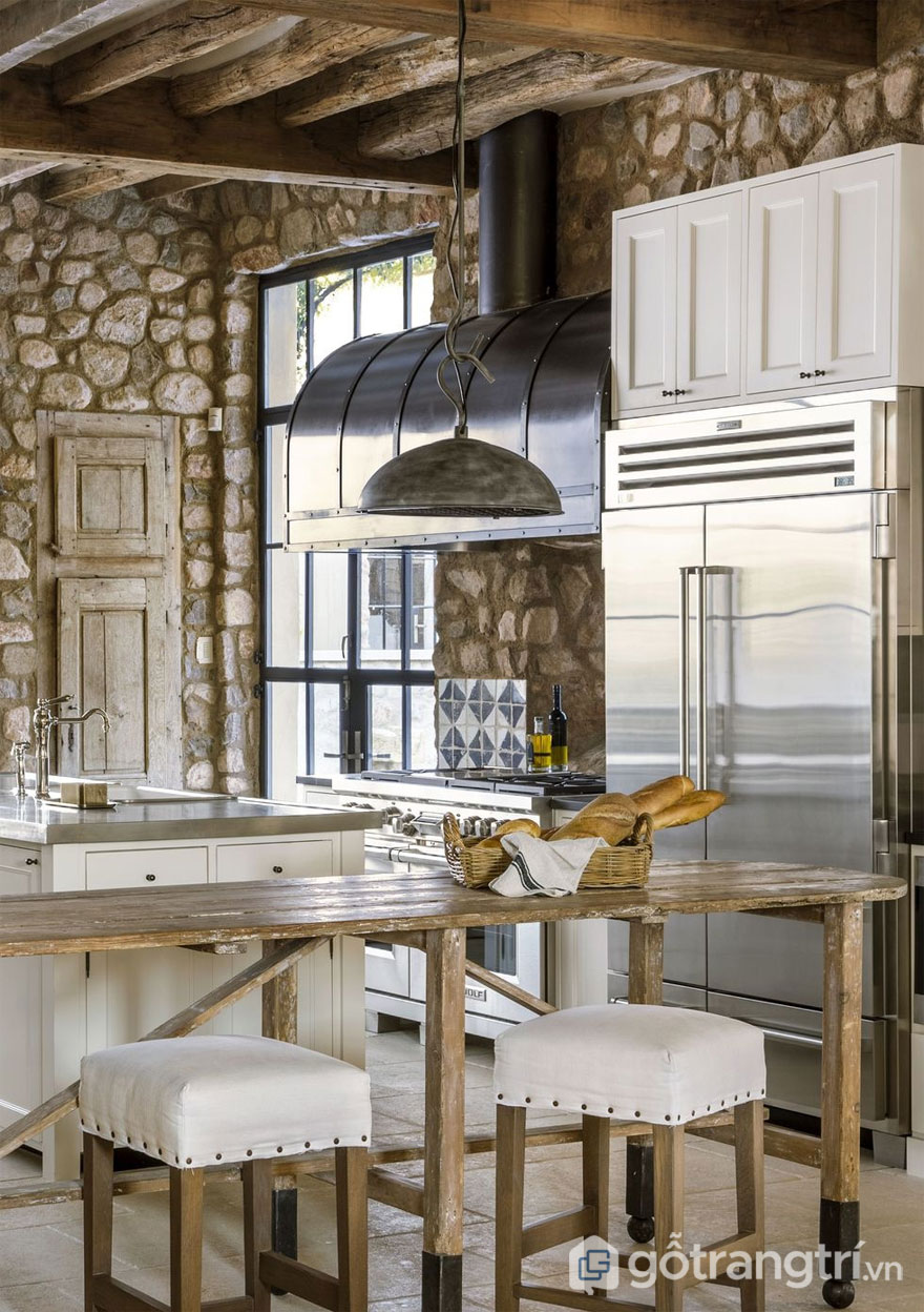 TÌM HIỂU VỀ CÁC PHONG CÁCH NỘI THẤT RUSTIC PHỔ BIẾN NHẤT TRONG NĂM 2019 — GỖ TRANG TRÍ PHÒNG BẾP RUSTIC NỔI BẬT VỚI BỨC TƯỜNG ĐÁ THÔ MỘC (ẢNH: INTERNET)