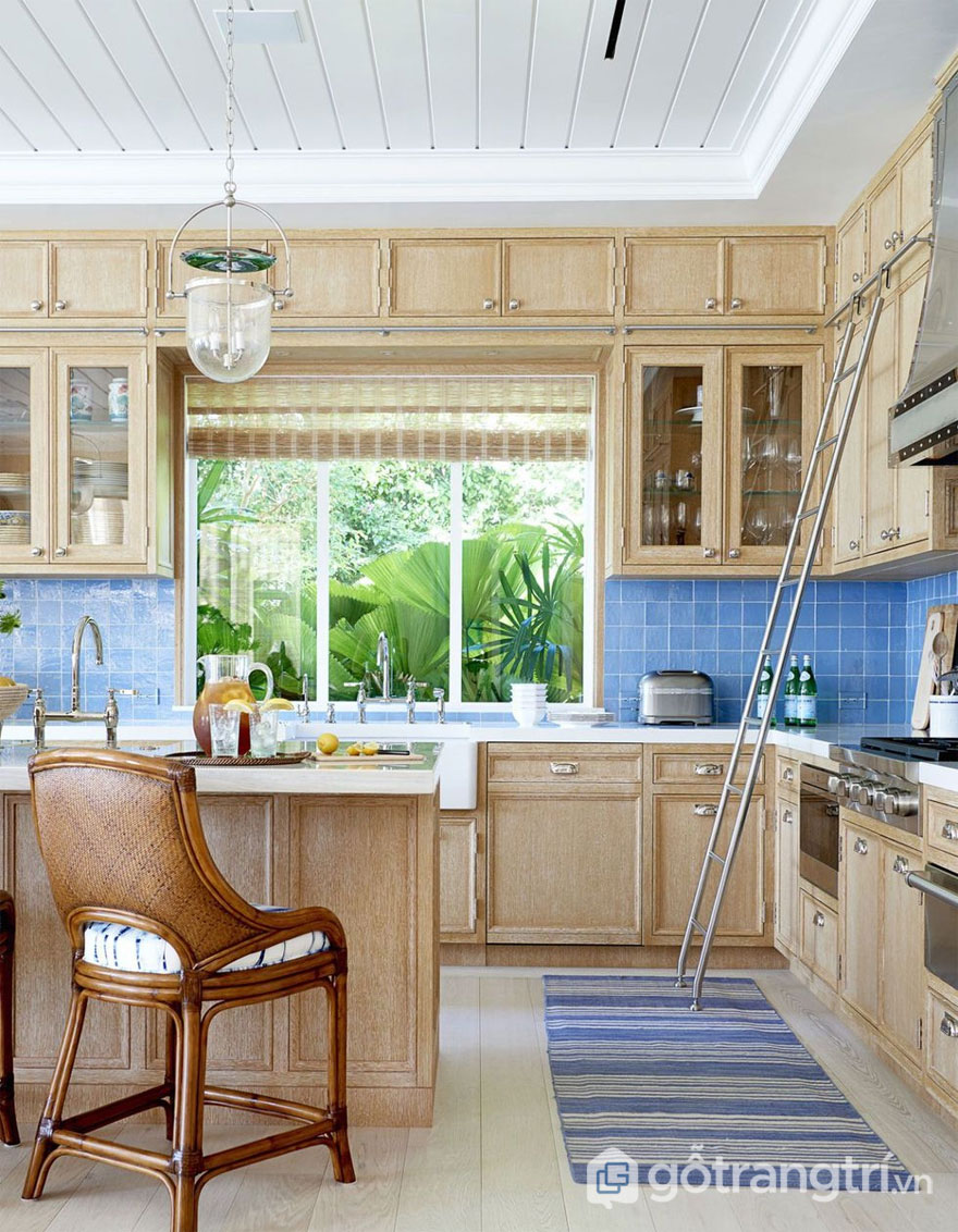 TÌM HIỂU VỀ CÁC PHONG CÁCH NỘI THẤT RUSTIC PHỔ BIẾN NHẤT TRONG NĂM 2019 — GỖ TRANG TRÍ PHÒNG BẾP RUSTIC VỚI Ô CỬA SỔ CHAN HÒA THIÊN NHIÊN (ẢNH: INTERNET)