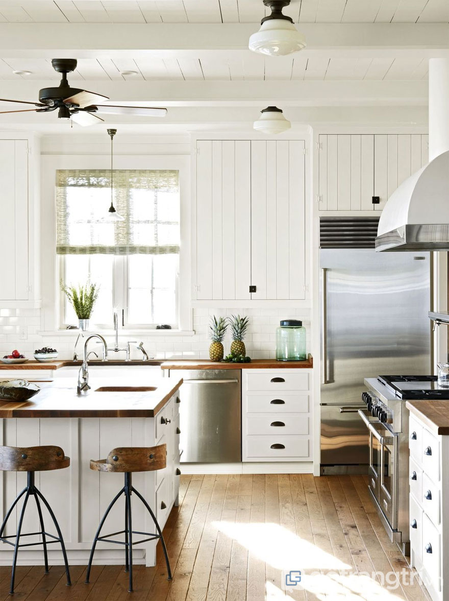 TÌM HIỂU VỀ CÁC PHONG CÁCH NỘI THẤT RUSTIC PHỔ BIẾN NHẤT TRONG NĂM 2019 — GỖ TRANG TRÍ PHÒNG BẾP RUSTIC VỚI SÀN GỖ VÀ PHỦ SƠN MÀU TRẮNG (ẢNH: INTERNET)