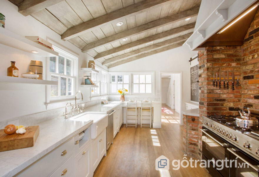 TÌM HIỂU VỀ CÁC PHONG CÁCH NỘI THẤT RUSTIC PHỔ BIẾN NHẤT TRONG NĂM 2019 — GỖ TRANG TRÍ CHIẾC RẦM GỖ TRONG CĂN BẾP (ẢNH: INTERNET)