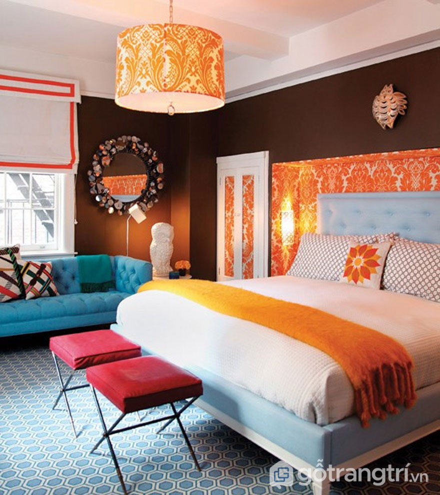 Phòng ngủ nổi bật với gam màu cam ấm cúng (Ảnh: Internet)