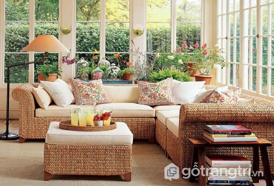 Bộ bàn ghế sofa sử dụng chất liệu cói, gỗ khá giản đơn (Ảnh: Internet)