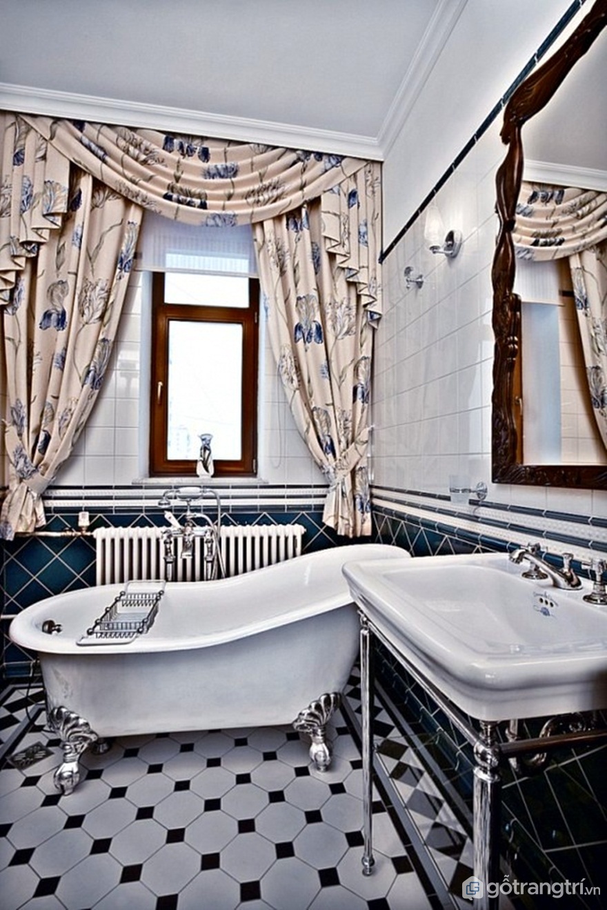 Phòng tắm được lát gạch men sứ sang trọng với rèm cửa hoa nhã nhặn (Ảnh: Internet)