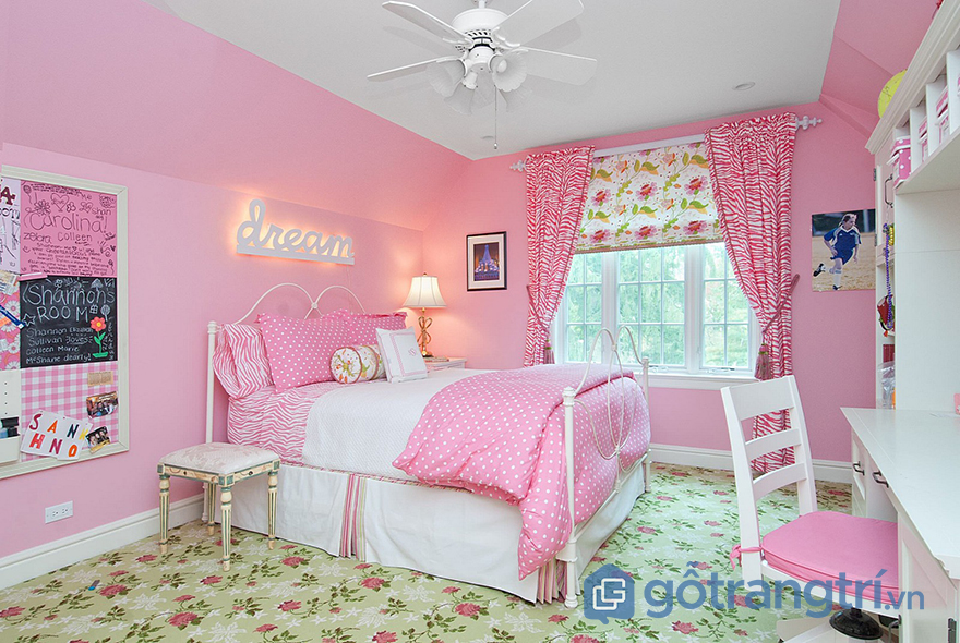 Phòng ngủ màu hồng đậm là điểm nhấn của căn phòng, khiến nó trở nên lạ mắt và đẹp mắt hơn bao giờ hết. Sự kết hợp hoàn hảo giữa màu hồng, trang trí và nội thất mang đến không gian ngủ tuyệt vời, đầy sự sang trọng và quý phái. Đến với căn phòng này, bạn sẽ không muốn rời khỏi đây.