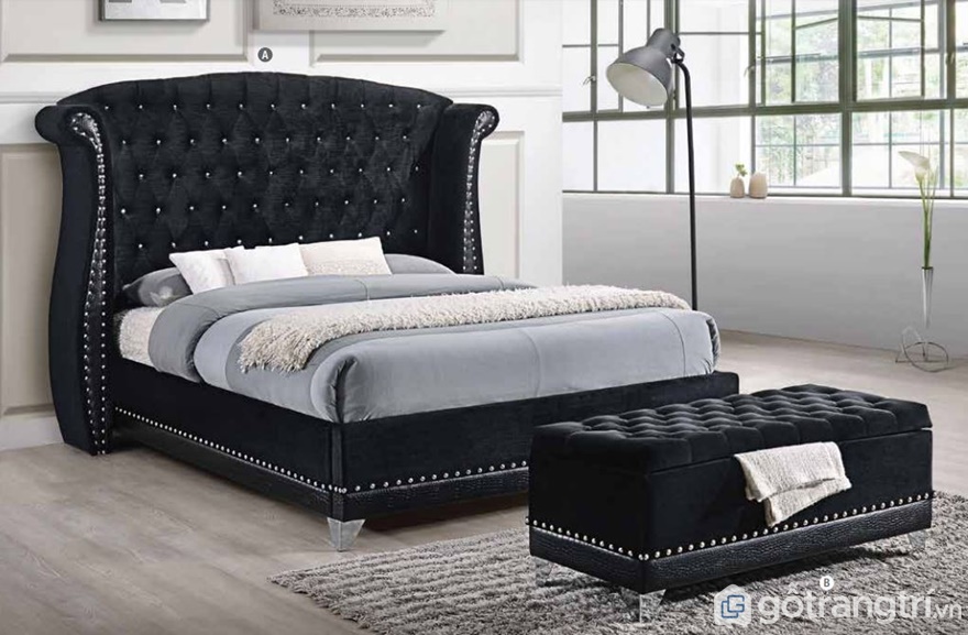 Giường ngủ màu đen kết hợp với đệm màu xám luôn tạo cái nhìn tinh tế - Ảnh: Internet