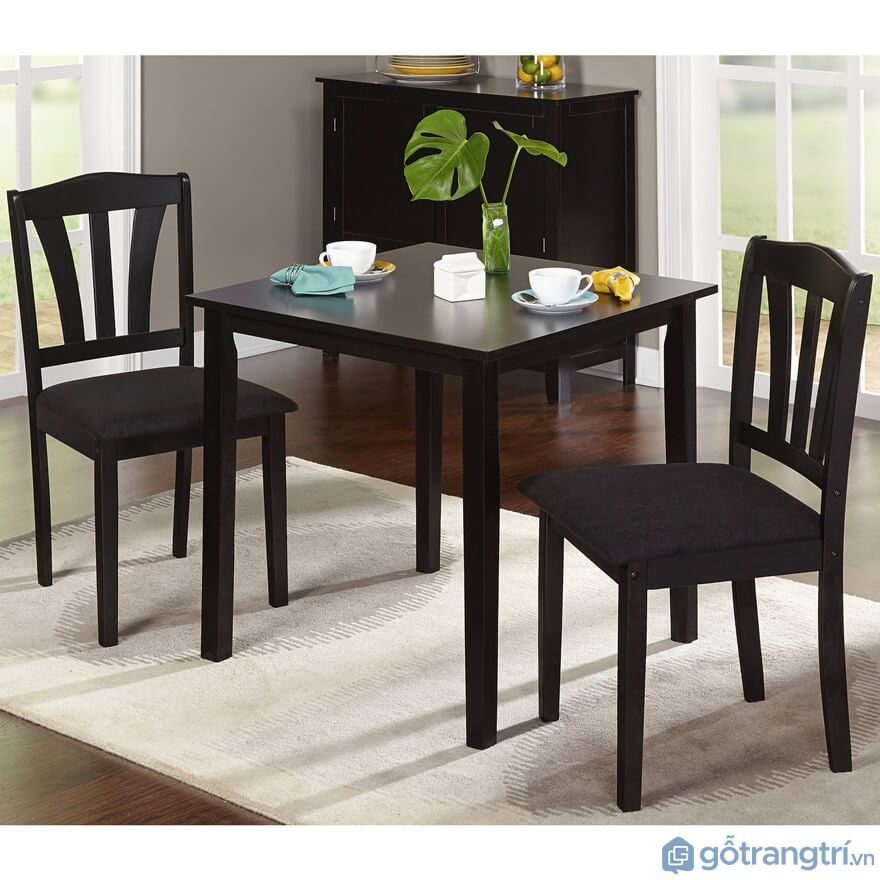 Bàn ăn nhà bếp 2 ghế được làm từ chất liệu gỗ tự nhiên màu nâu đen mang đến sự sang trọng cho gia đình - Ảnh: Internet Bàn ăn nhà bếp 2 ghế được làm từ chất liệu gỗ tự nhiên màu nâu đen mang đến sự sang trọng cho gia đình - Ảnh: Internet