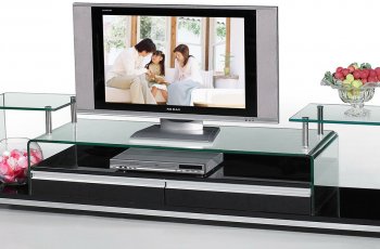 So sánh ưu nhược điểm của kệ tivi kính và kệ tivi gỗ
