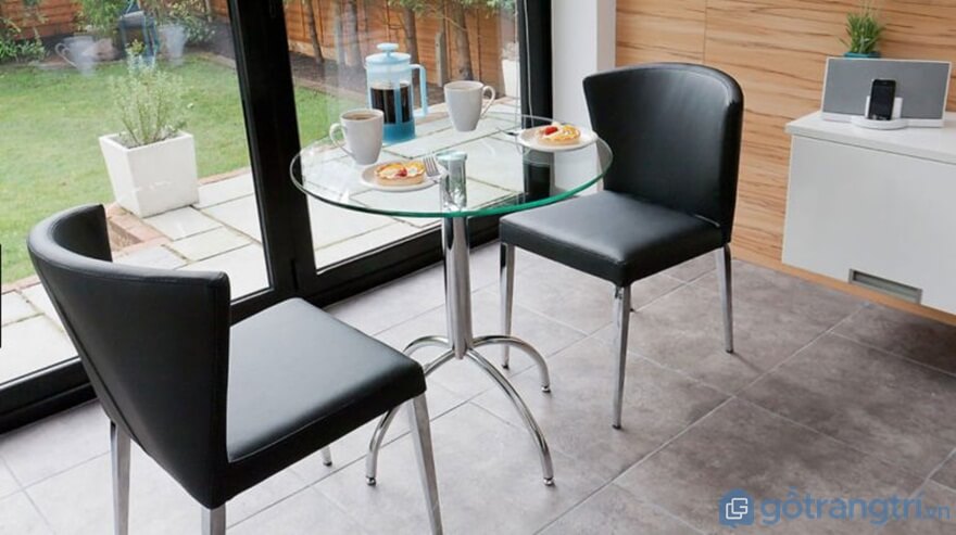 Bàn ăn nhà bếp 2 ghế làm từ chất liệu da và inox - Ảnh: Internet Bàn ăn nhà bếp 2 ghế làm từ chất liệu da và inox - Ảnh: Internet