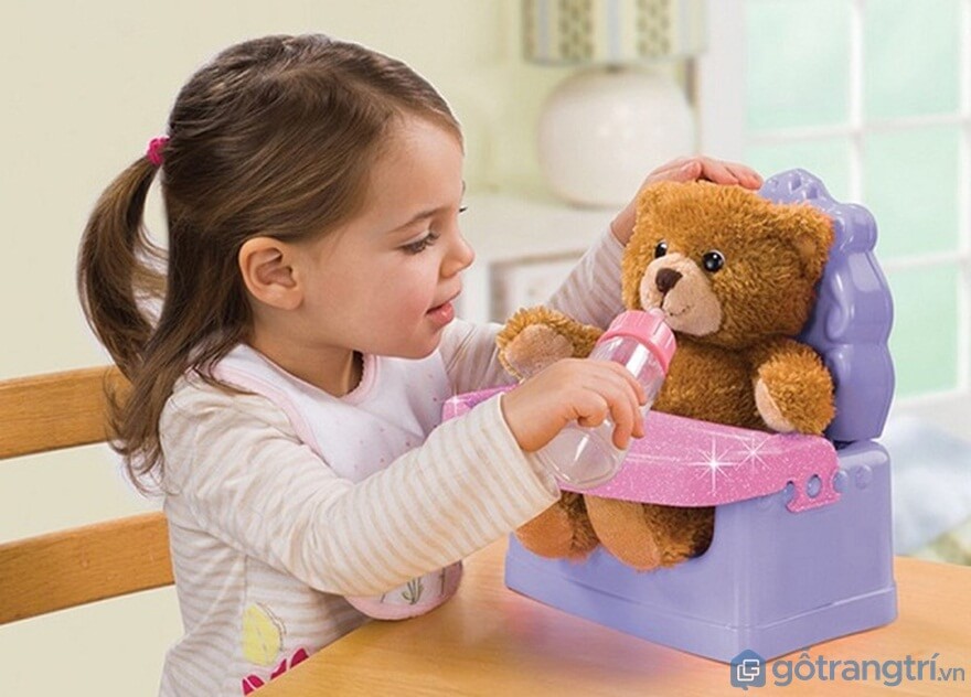 Trò chơi gấu bống của bé gái cho gấu ăn - Ảnh: Internet